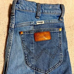 Dual tone Wrangler jeans. No stretch, true to size. Straight leg